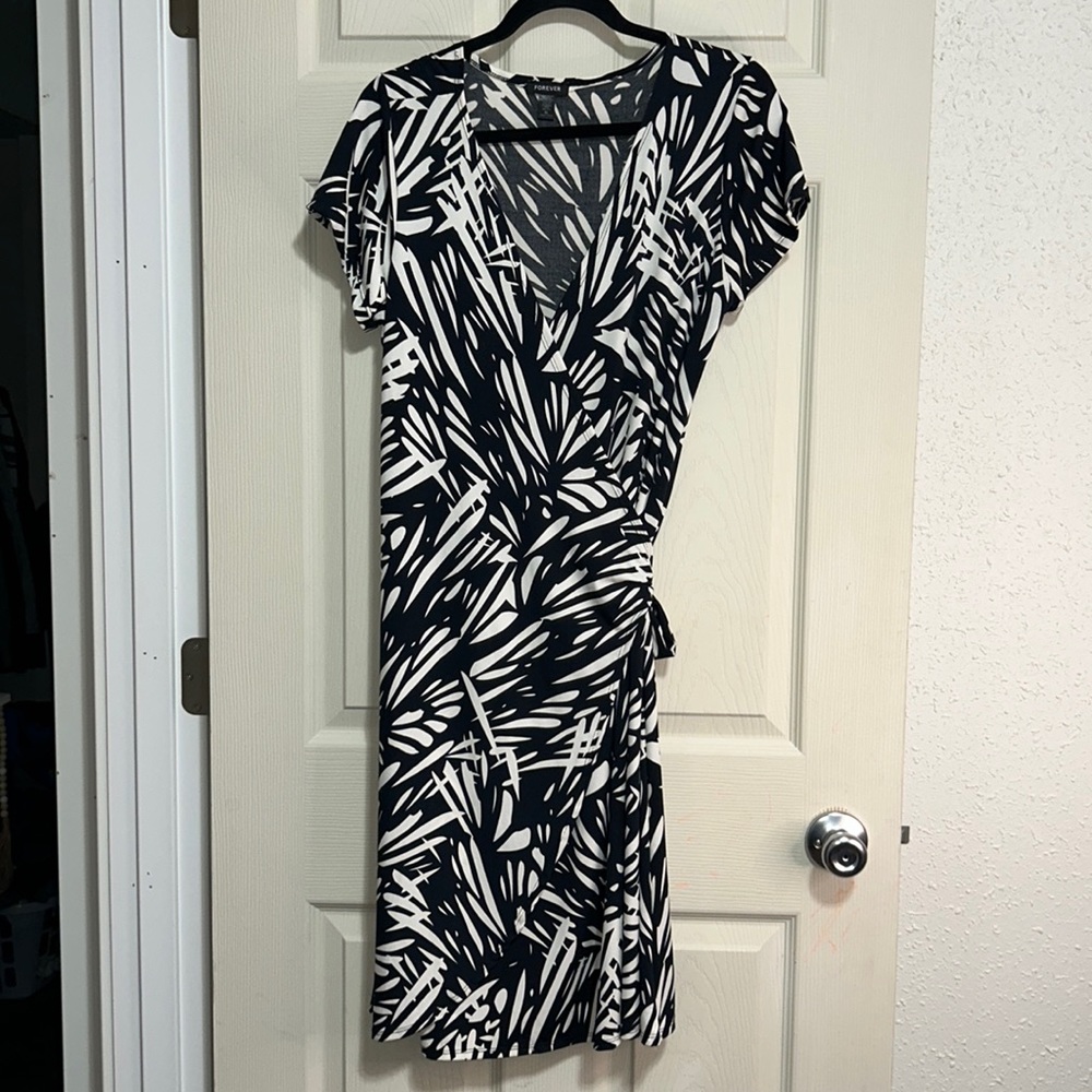 Forever wrap short sleeve knee length dress black white design size XL